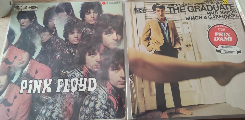 De gauche à droite : le vinyle de The piper at the gates of dawn de Pink Floyd et The Graduate de Simon et Garfunkel