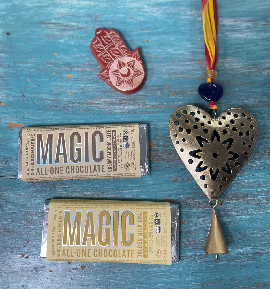 chocolate con leche de avena y de comercio justo mas una campanilla con diseño de corazón - ecotienda la chiwi