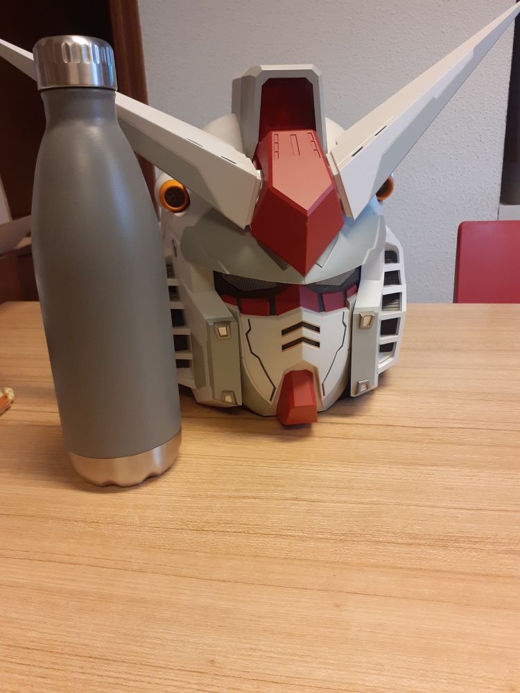 Cabeza de Gundam con una botella de 750 ml. al lado para referencia de tamaño. 