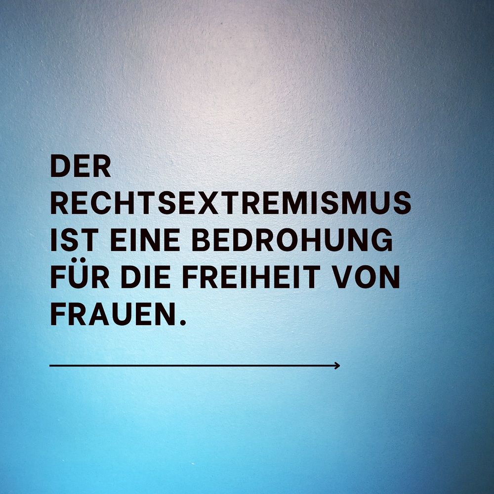 Blaugraues Bild mit dem Satz „Der Rechtsextremismus ist eine Bedrohung für die Freiheit von Frauen.“
