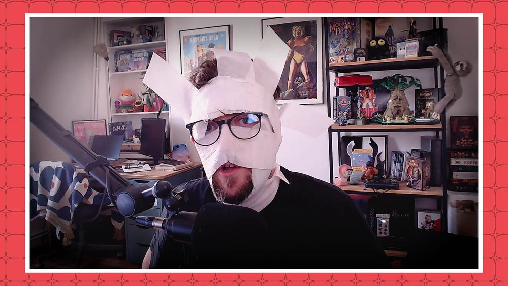 Une photo d'un mystérieux membre de la rédaction déguisé en Origamomie pour pour présenter le flash info JV.