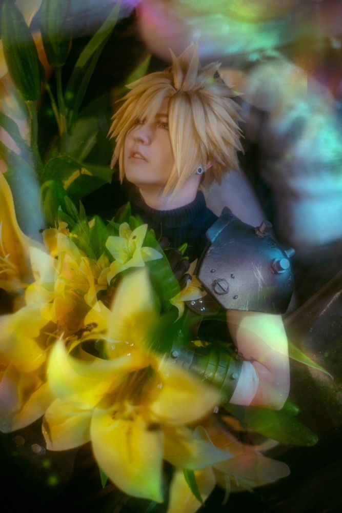 Cloud cosplayer opens his eyes, flowers are now superimposed on the photo.