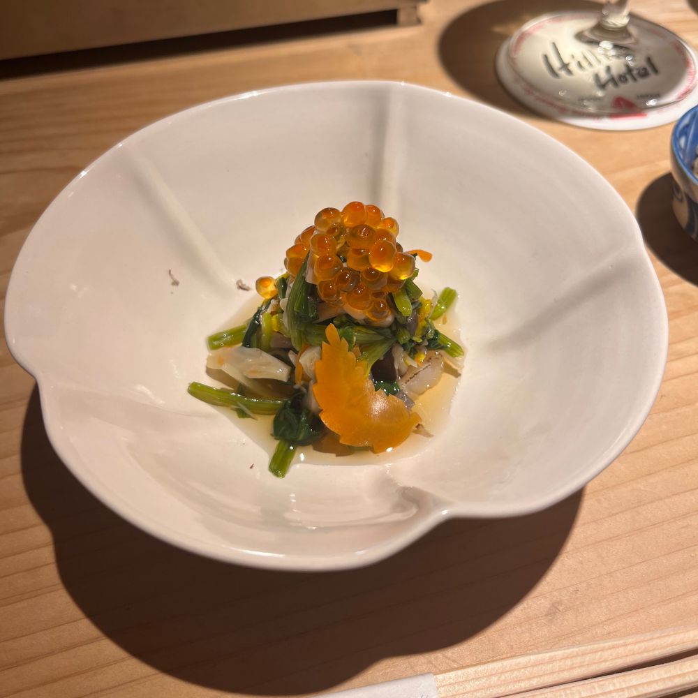 白い浅鉢に青菜ときのこのおひたし、イクラのトッピング