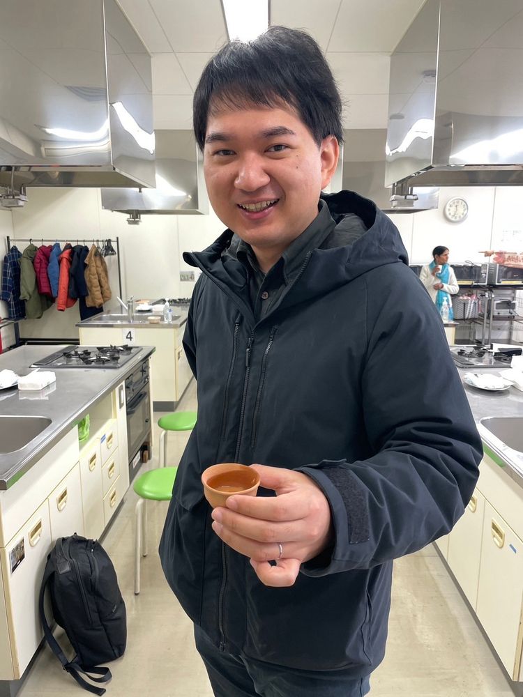 素焼きカップを会場で購入してチャイを楽しむ
なますてクッキングの八木さん