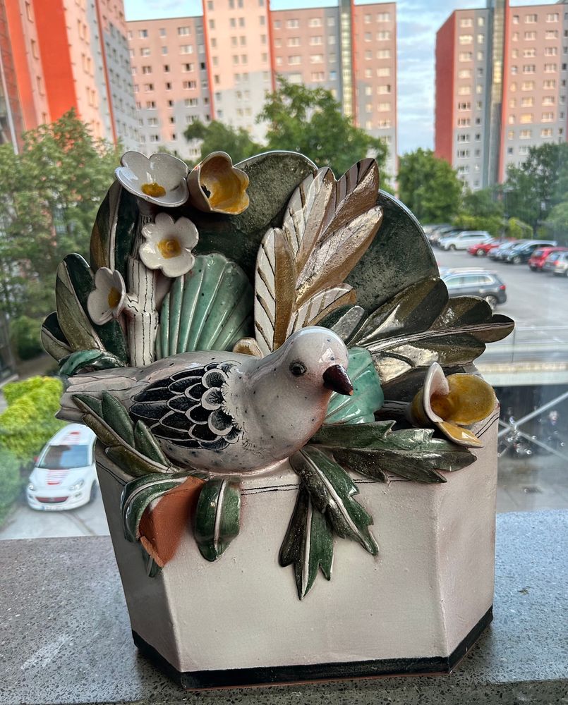 Keramik mit Vogel und Pflanzen