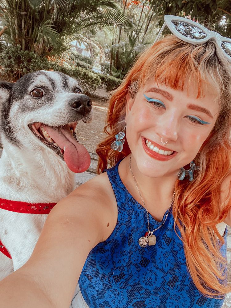 Selfie minha com o Doctor, sou uma mulher branca, na época estava com o cabelo ruivo com mechas brancas, o Doctor é um cachorro branco e preto