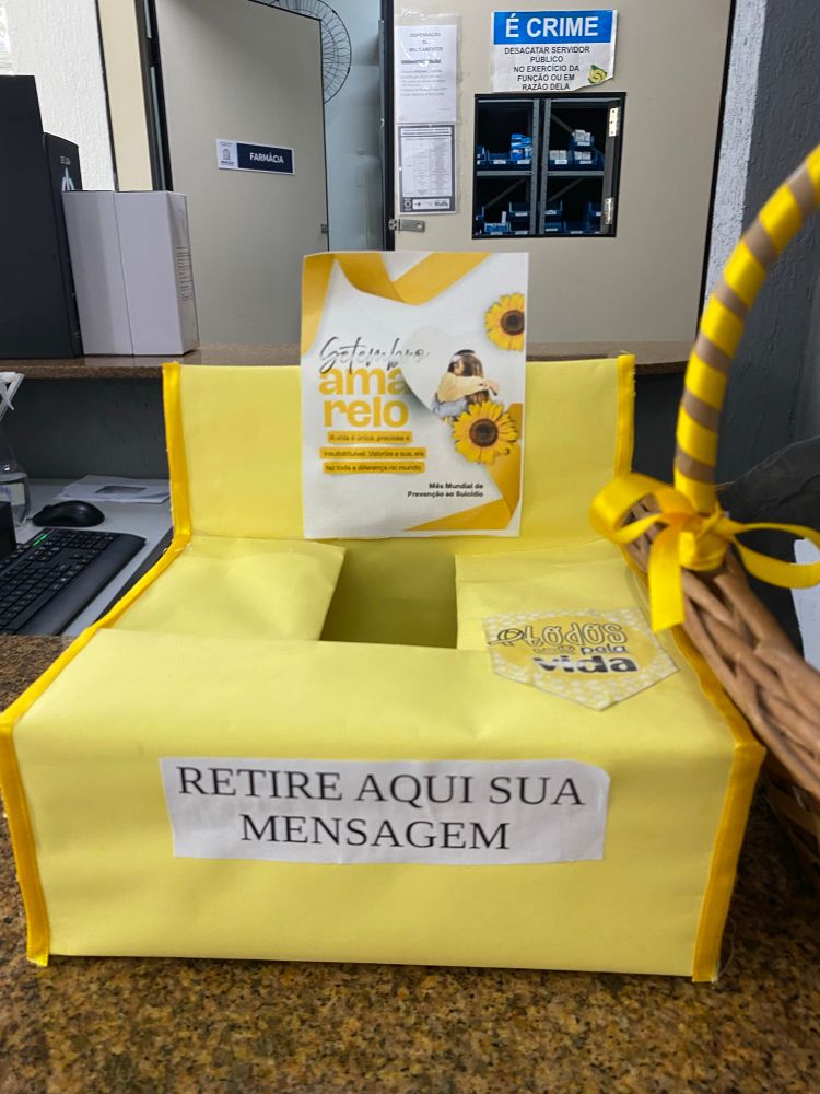 Caixa amarela de setembro amarelo que diz “retire aqui sua mensagem”