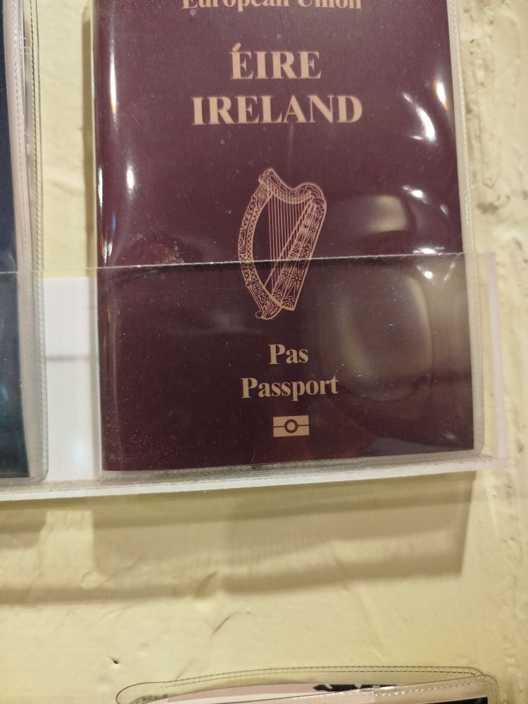 Photo d'un passeport irlandais sur lequel y a écrit "pas passeport"