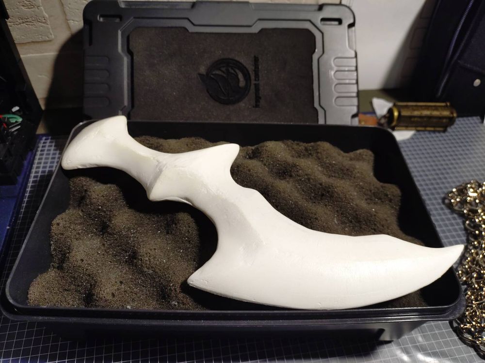 Opened the box, inside was a white knife-like object.