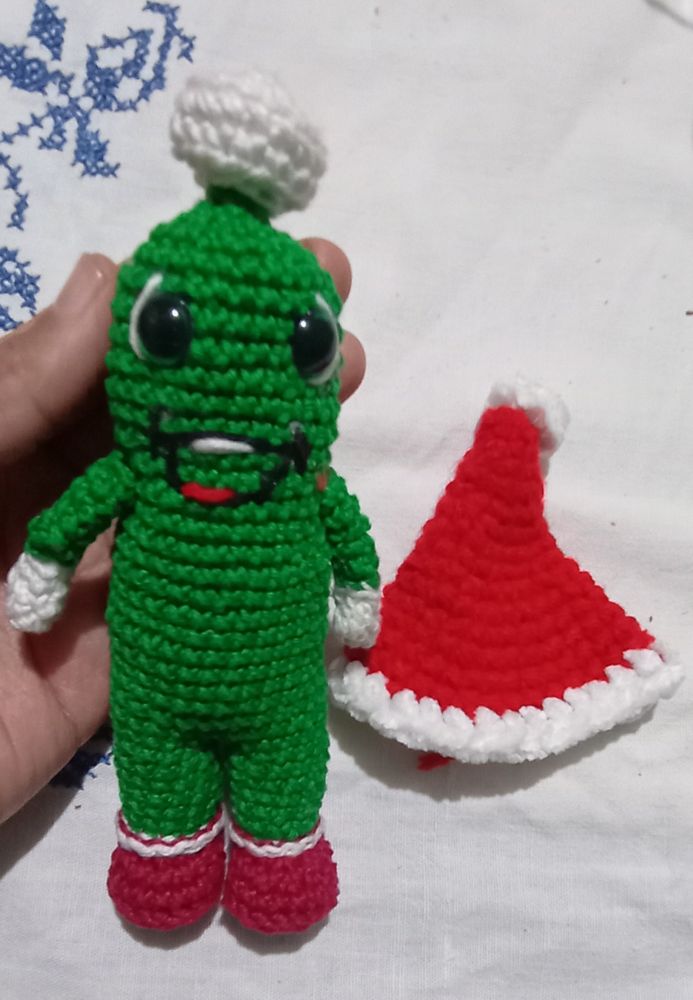 Amigurumi do Dollynho, com um gorro de natal ao lado 