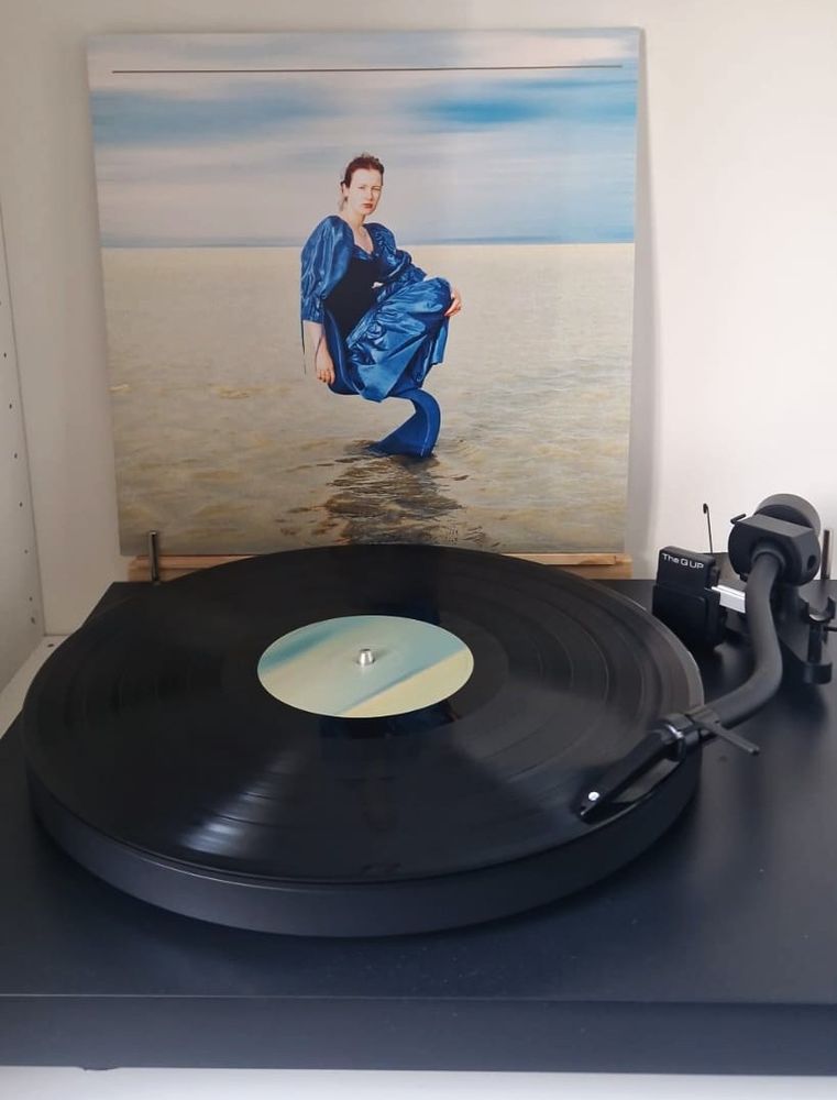 Album Goldener Strom by Rosa Anschütz. Black Vinyl on a Black Turntable. 