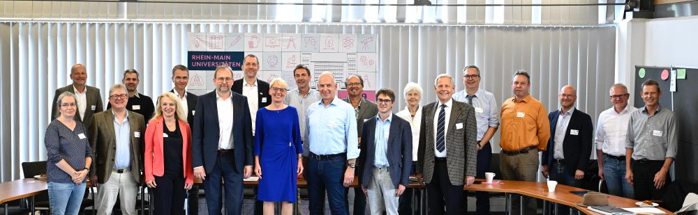 Ein Gruppenfoto mit 20 Personen in zwei Reihen. 