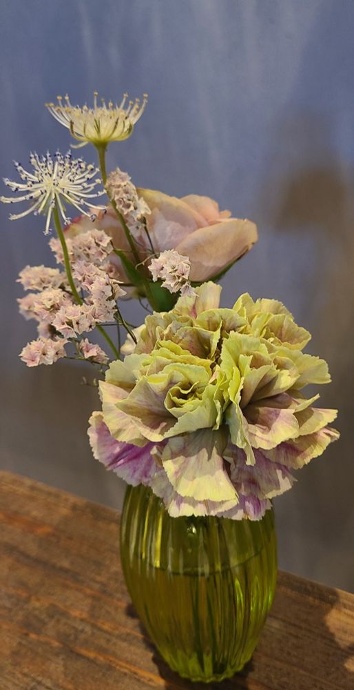 テーブルの上の花と花瓶