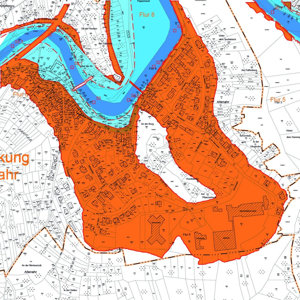 Karte der gesetzlich festgelegten Überschwemmungsgebiete, ÜSG, (Ausschnitt Altenburg ad Ahr) der SGD-Nord von 2005 überlagert mit der Hochwasseranschlaglinie 2021 (übernommen von Kisseler et al, 2023), die Differenzfläche hervorgehoben in Orange. Eigene Darstellung.