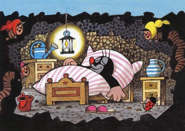 Der kleine Maulwurf schläft tief unter dem Maulwurfshügel in seinem Bettchen.