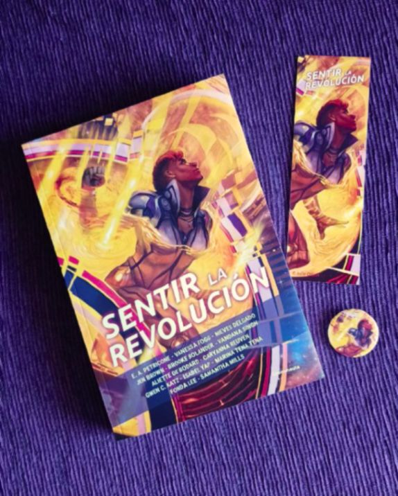 Fotografía de la antología Sentir la revolución.
Una mujer negra con el pelo naranja rapado por los lados, y vestida con un mono lila con líneas violetas, surge en posición de ataque de un círculo de plasma amarillo. Tiene el pecho, la cabeza y un puño fuera. Del círculo de plasma salen rayos amarillos que hacen que el fondo se distorsione y que parte de la portada esté borrosa.