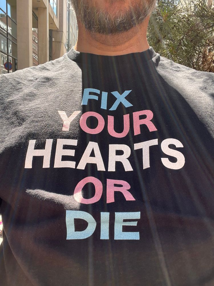Jeg har på en T-skjorte hvor det står «fix your hearts or die»
