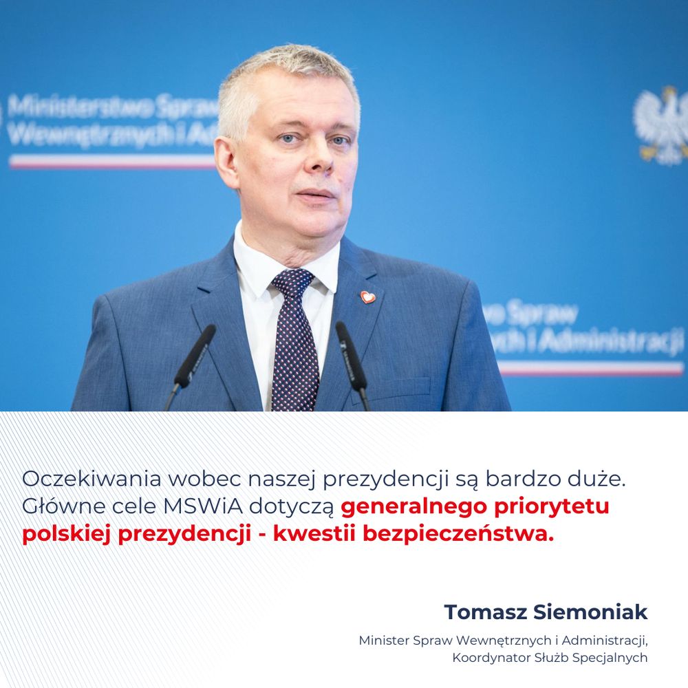 Grafika z cytatem ministra Tomasza Siemoniaka. W górnej części zdjęcie szefa MSWiA. Niżej treść: Oczekiwania wobec naszej prezydencji są bardzo duże. Główne cele MSWiA dotyczą generalnego priorytetu polskiej prezydencji - kwestii bezpieczeństwa.