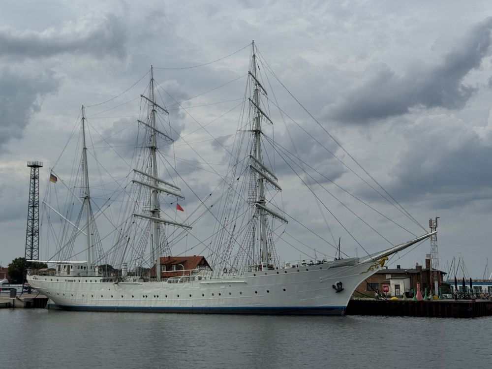 Ein großes Segelschulschiff im Hafen.