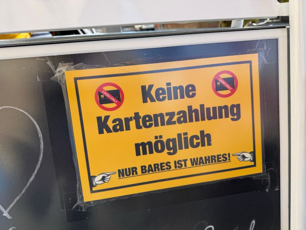 Ein Schild mit „Keine Kartenzahlung möglich“ „Nur Bares ist Wahres“