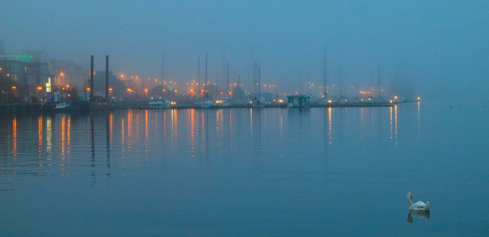 Rostocker Hafen in der Abenddämmerung