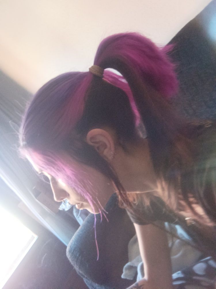 Yo de perfil con dos coletas altas
Pero a dos capas, con algo de flequillo y las patillas sueltas
Se notan las capas rosa/morado y pelo natural
Estoy a contraluz
No se describir una foto mejor, es lo que hay