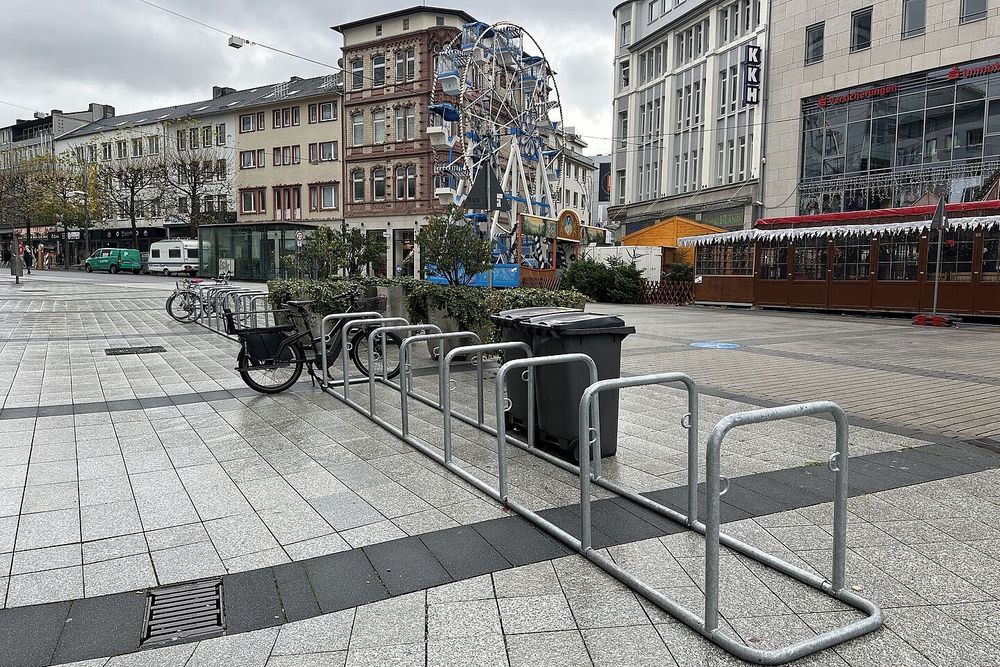 2023: eine der doch noch installierten Abstellanlagen für Fahrräder (hier am Boulevard)