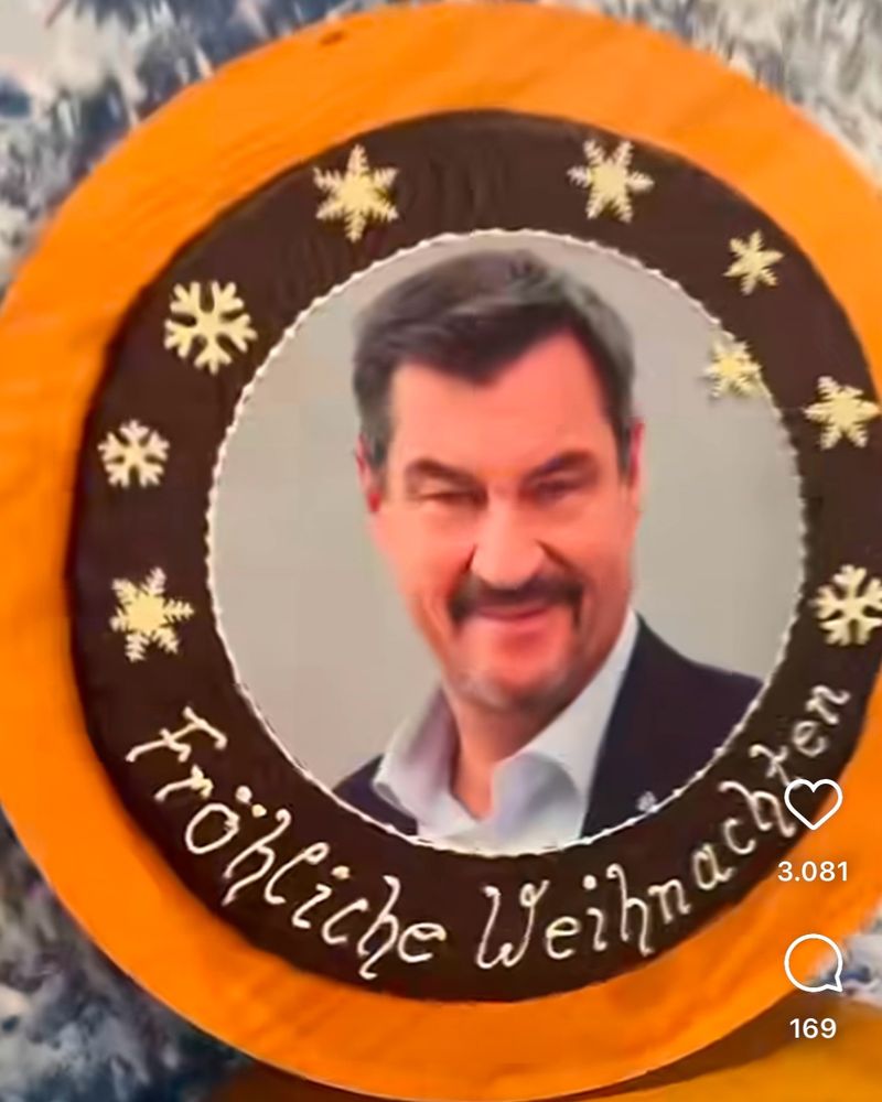 Ein großer Lebkuchen mit dem Gesicht von Markus Söder drauf. 