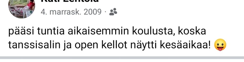 Kuvakaappaus Facebookista, jossa lukee Kati pääsi tuntia aikaisemmin koulusta, koska tanssisalin ja open kellot näytti kesäaikaa! 😛