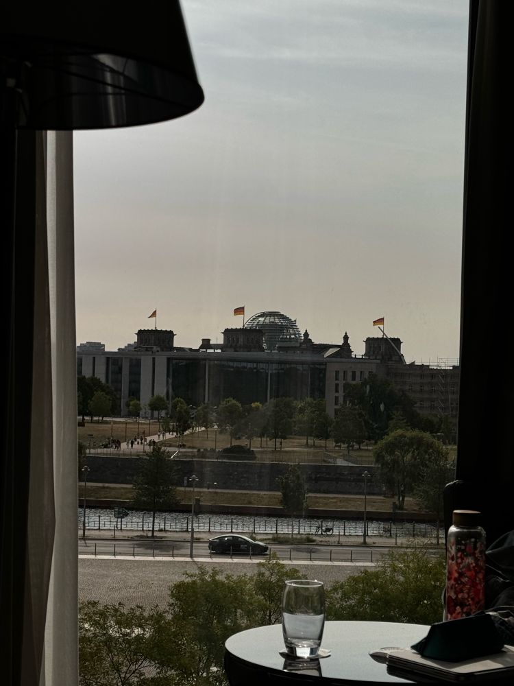 Blick aus dem Fenster auf das Reichstagsgebäude.