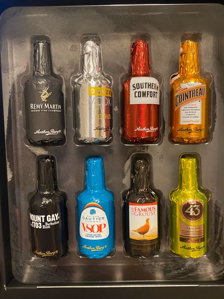 洋酒の瓶を模したパッケージのチョコレート。中にそれぞれのお酒が入っている。