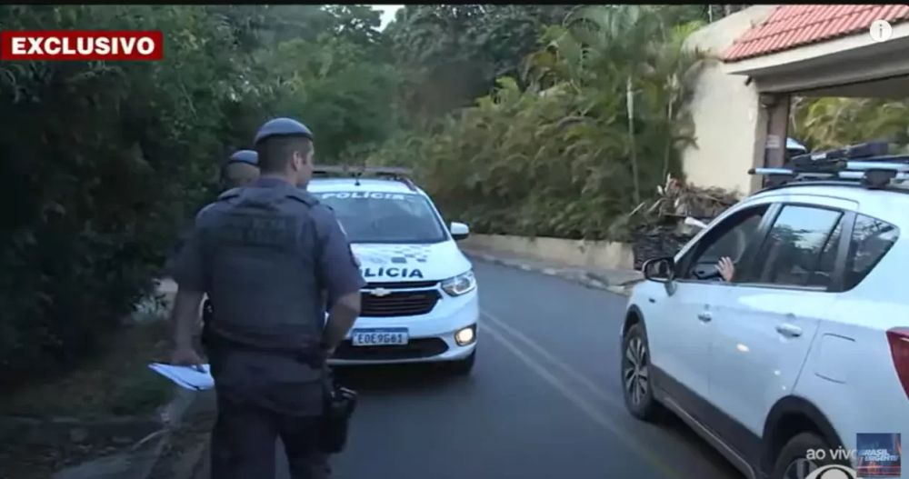 Bandidos invadem casa na Granja Viana, rendem moradores e fogem com o carro das vítimas