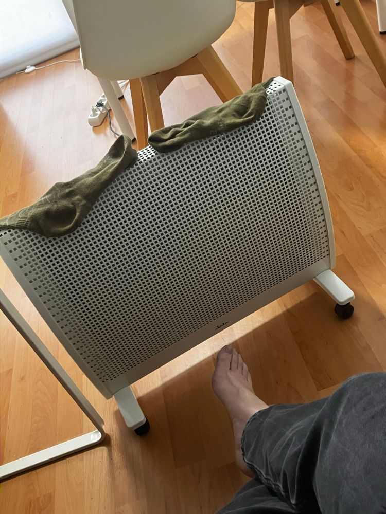 Calentando los calcetines en una estufa 