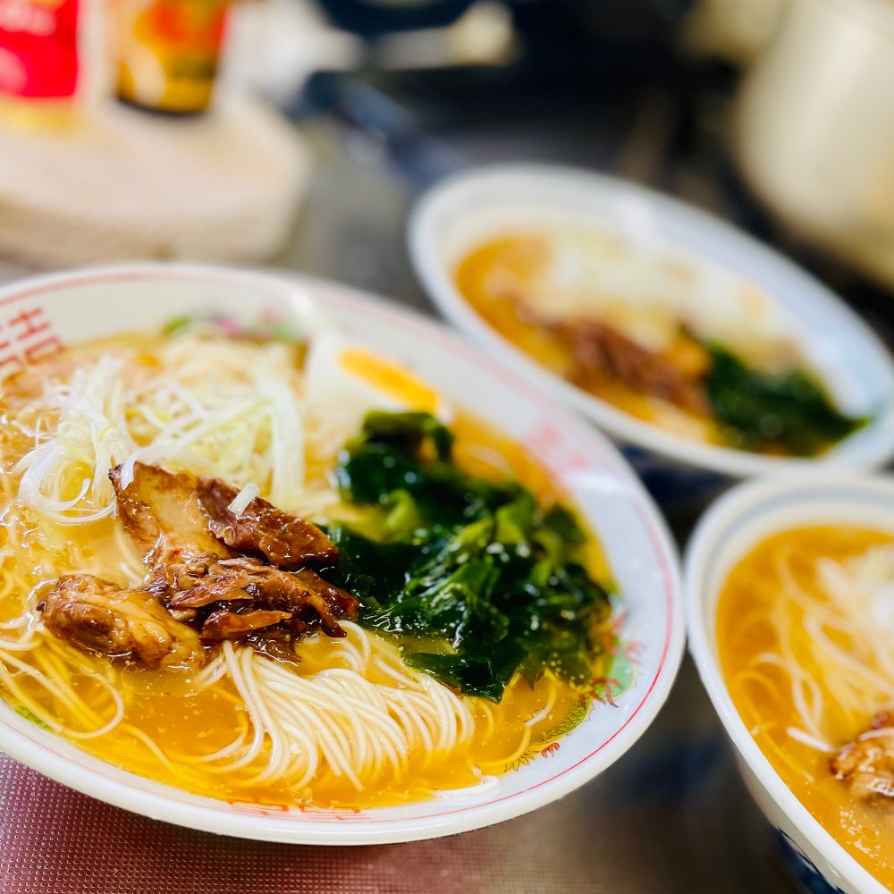 温めたらその名の通りやわらかすぎて包丁で綺麗に切られなかったやわらか煮豚と、水で戻して手で絞る際に怒りで力が入り過ぎて綺麗にほぐれなくなったかたまり状のわかめ、ゆでたまご（←闘将！拉麺男の作者）、白髪ネギが載った冷やし味噌ラーメン風そうめん