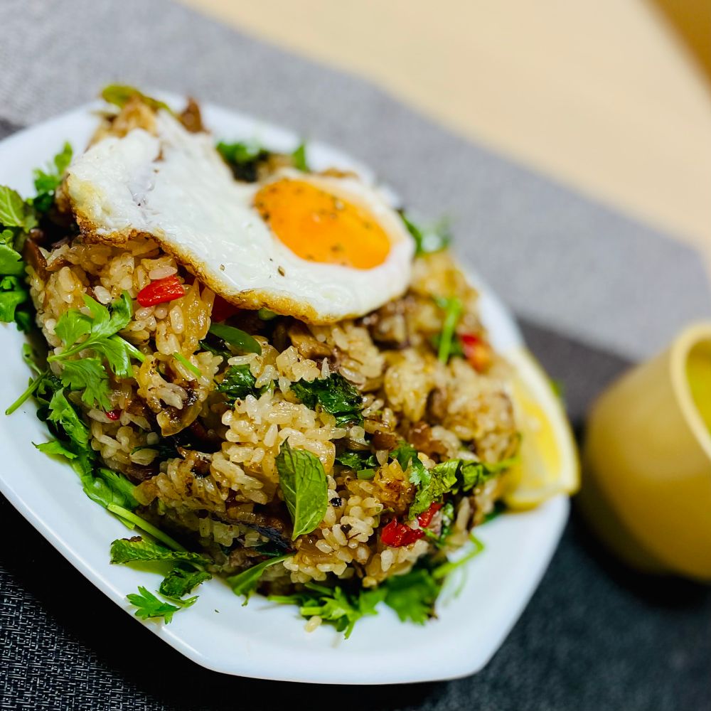 皿が小さい過ぎ、チャーハンを型に入れた時に固める力が弱過ぎで盛大にドームが崩れて、なんだかメリハリのない盛り付けになった、チョコミン党も多くがドン引くと思うミントチャーハン
