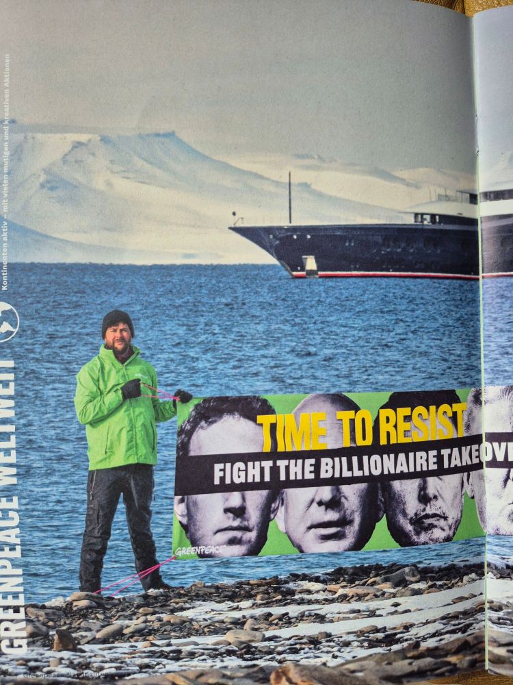 Greenpeace Mitglieder vor spitzbergen mit transparent, time to resist fight the Billionaires takeover, im Hintergrund die superyacht von Mark zuckerberg