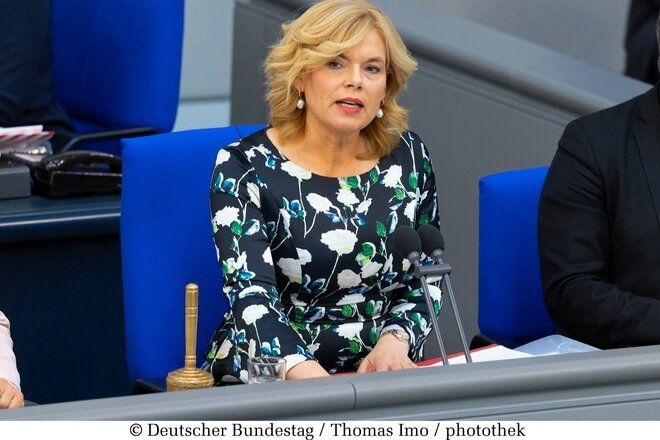 Wir, die Unterzeichner, fordern Bundestagspräsidentin Julia Klöckner auf, von ihrem Amt zurückzutreten. Julia Klöckner bekleidet das zweithöchste politische Amt in Deutschland. In diesem Amt ist sie, ...