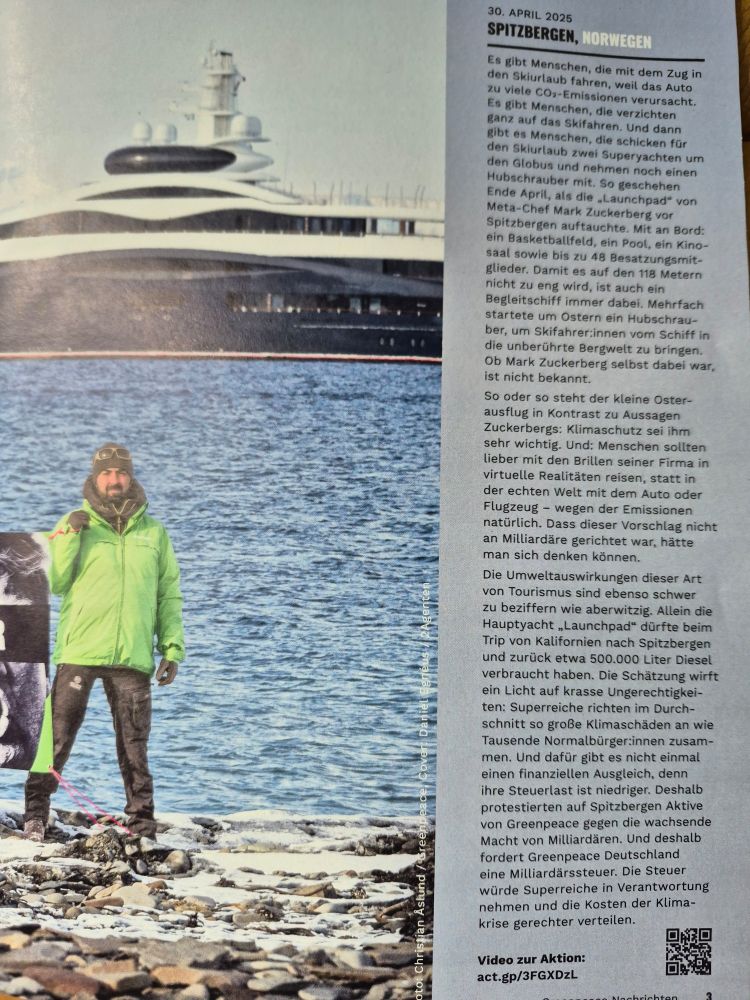 Greenpeace Mitglieder vor spitzbergen, Hintergrund superyacht Mark zuckerberg