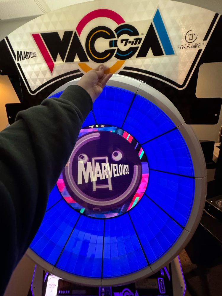 WACCA marquee held above a WACCA cabinet, displaying "MARVELOUS!" on screen