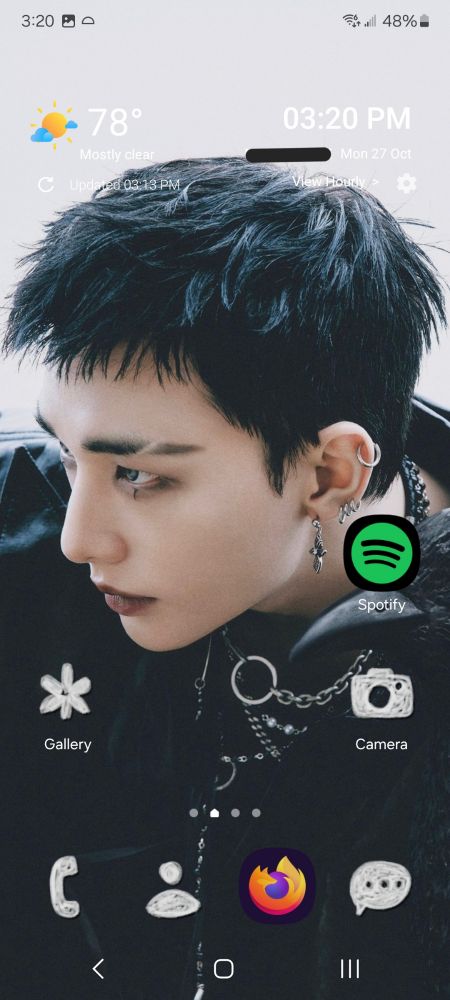 Homescreen with do it hyunjin as the wallpaper yknow the one with the dark lip and the crow and the chains and the eyebrow slit and the piercings and the short hair and the eye makeup and the black coat and and and and