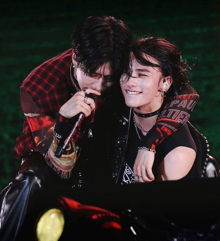 Han rapping while sitting on hyunjins knee at dominate taiwan 