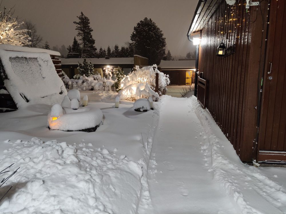 Luminen juuri melko puhtaaksi kolattu pihapolku.
