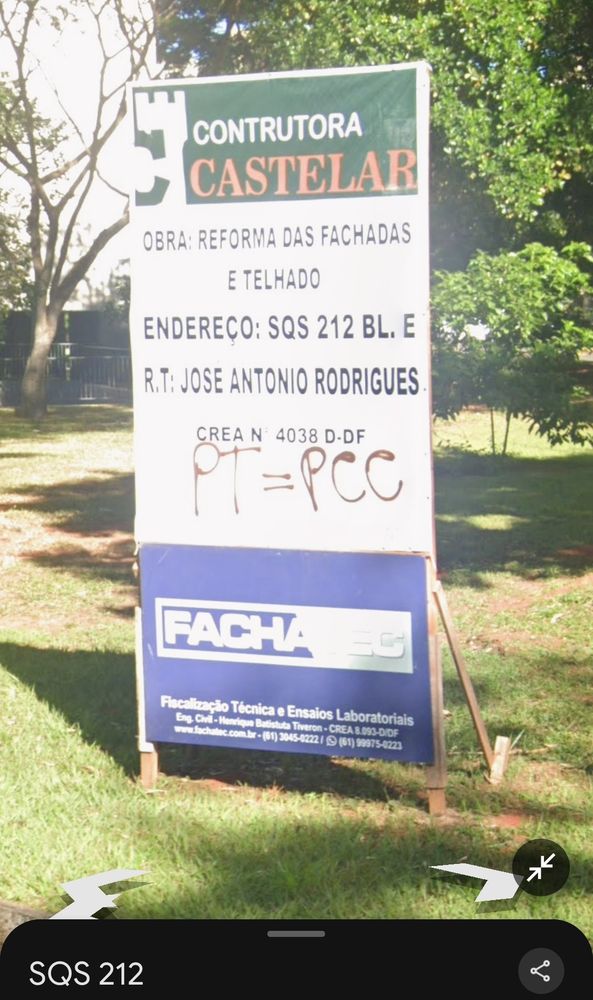 Placa de reforma de fachada na quadra 212 sul de Brasília, com pixação PT = PCC