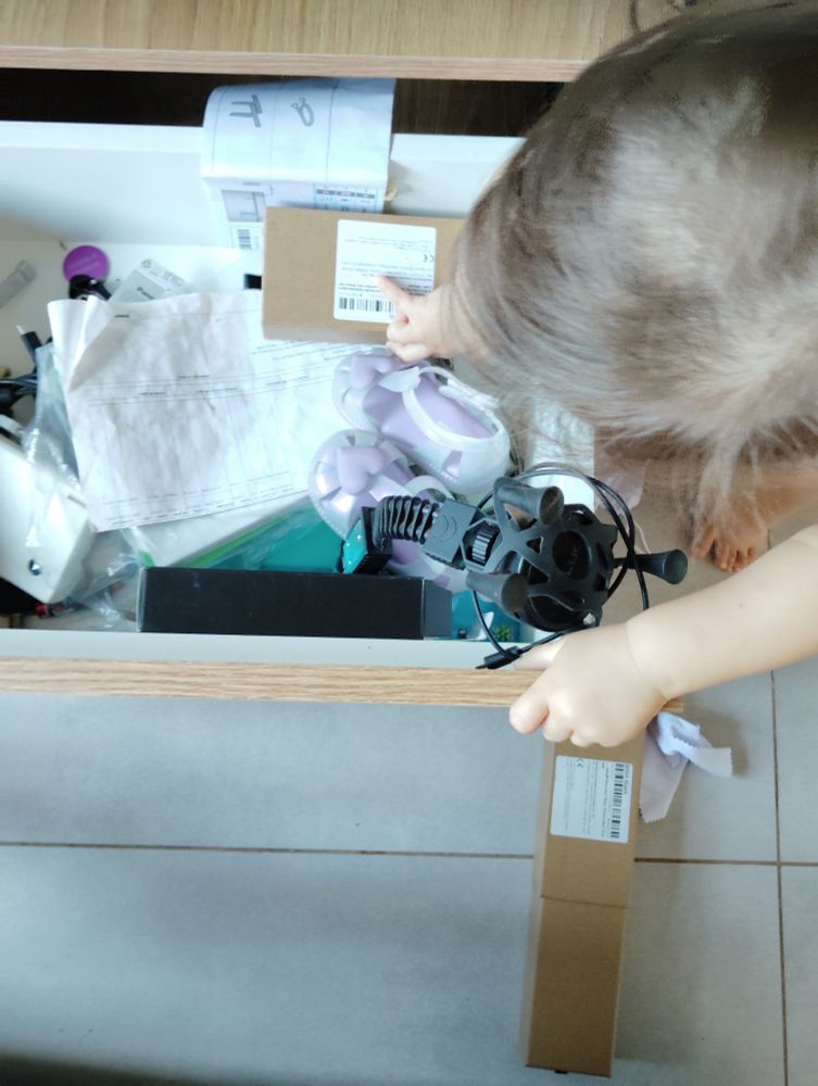 Bebê abrindo gaveta