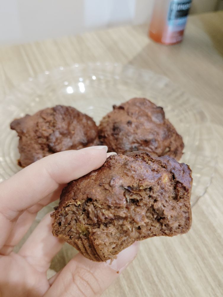Bolo de chocolate feito de batata doce, aveia, tâmaras, ovos.

