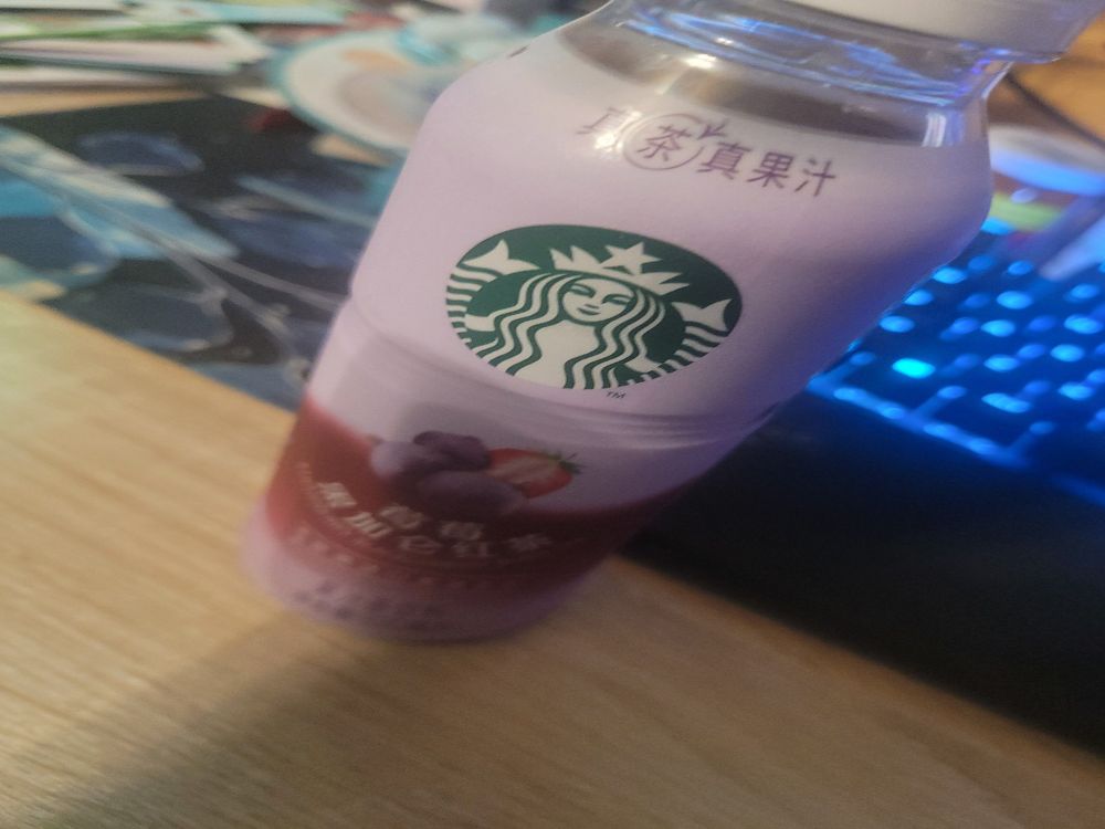 Pic of a short bottle with starbucks logo with the description of Strawberry Blackcurrant Black Tea.