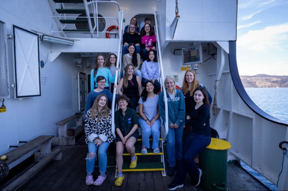 The women onboard for the HYDROMOX expedition on the deck of the ship.
