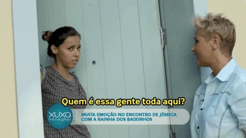 two women are standing in front of a door and the words quem e essa gente toda aqui