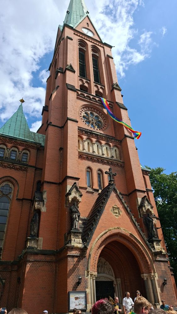 Eine Regenbogenflagge weht vom Kirchturm der Maria-und-Martha-Kirche in Bautzen.