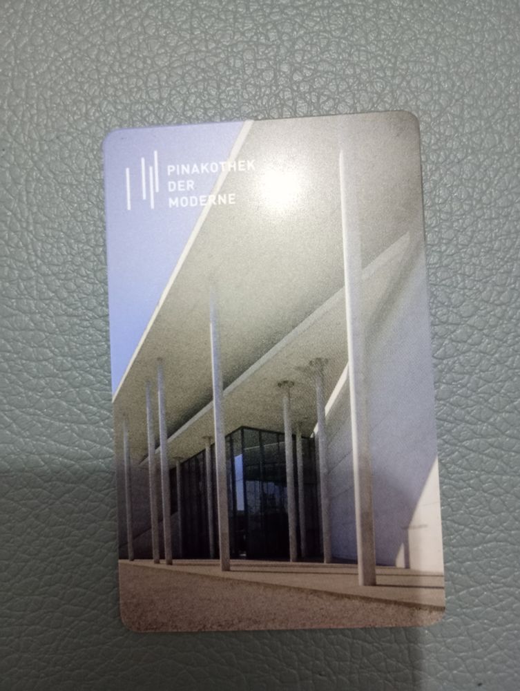 Die Vorderseite der Jahreskarte die den beeindruckenden Eingang der Pinakothek der Moderne zeigt 